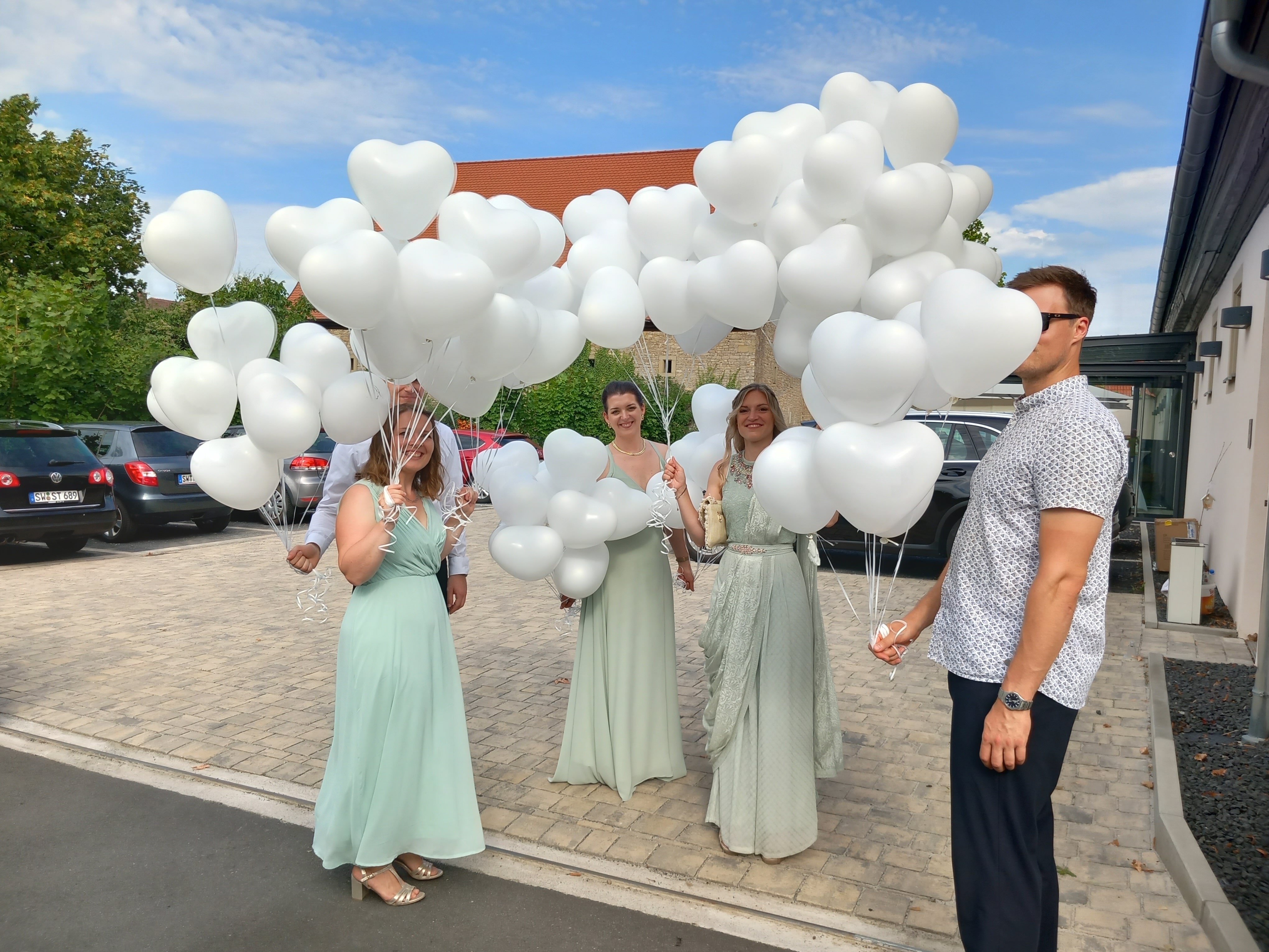 Hochzeitsgesellschaft mit befüllten Ballons